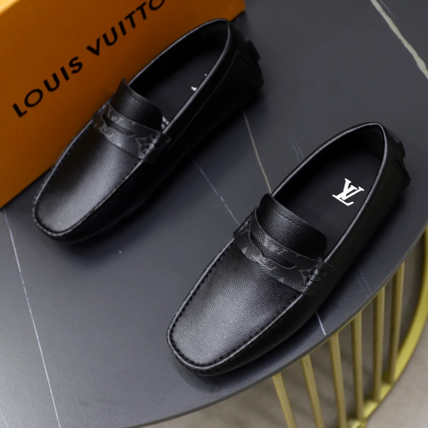 Ex-factory price: 460💰【LV】Louis Vuitton ⚠️High-end men’s driving and pedal series ⚠️38-44 (customized for 45) ⚠️All original cowhide leather! Thick and soft! Made entirely of calfskin lining! Rubber sheet anti-slip beanie sole! Three-dimensional package technology! Fashionable and classic! Handicrafts! Original high quality! Feel free to compare!